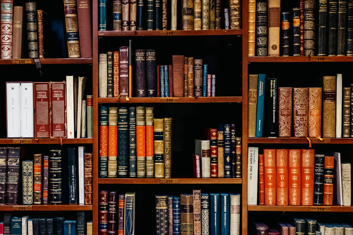 Grupo de pessoas discutindo livros em uma roda de leitura